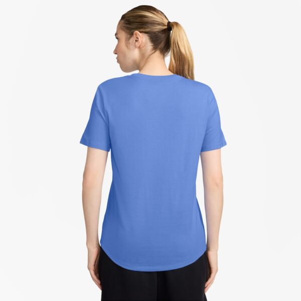 Camiseta Nike NSW Club SS Tee Celeste - Imagen 2