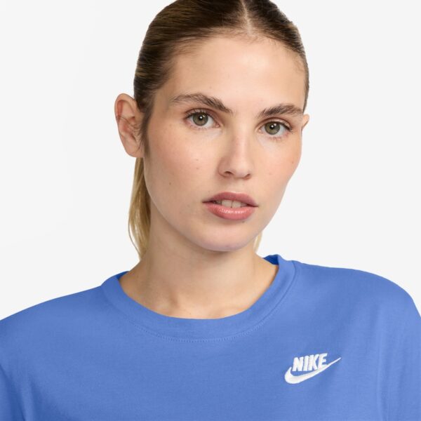 Camiseta Nike NSW Club SS Tee Celeste - Imagen 3