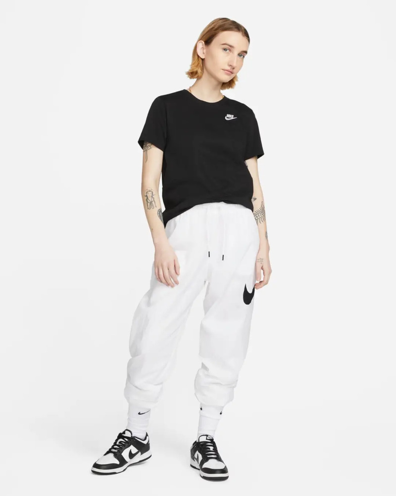 Remera Nike Sportswear Club Essentials - Mujer Negro Lisa L - Imagen 2